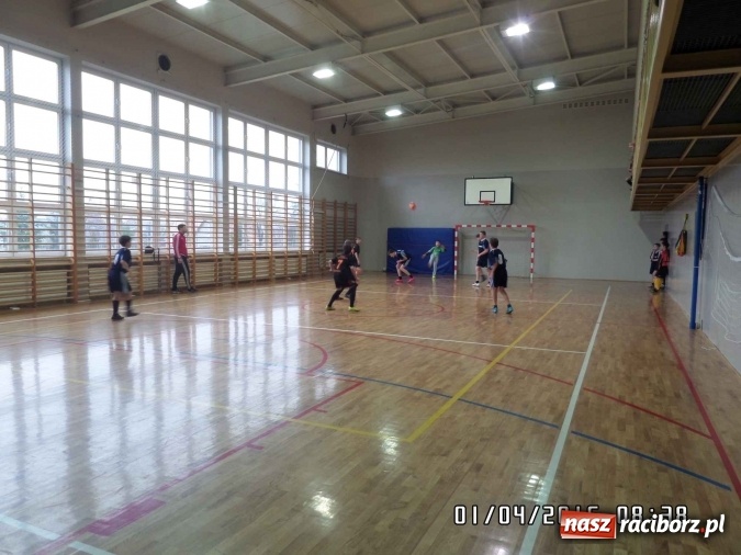 Zdjęcie w galerii na portalu naszraciborz.pl: Prima aprilisowy turniej w piłce nożnej. Wygrała SP 18 wiadomości z regionu