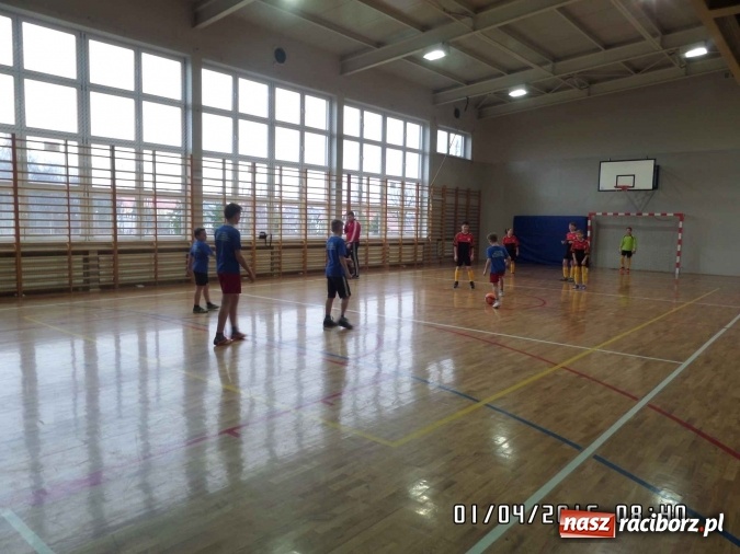 Zdjęcie w galerii na portalu naszraciborz.pl: Prima aprilisowy turniej w piłce nożnej. Wygrała SP 18 wiadomości z regionu