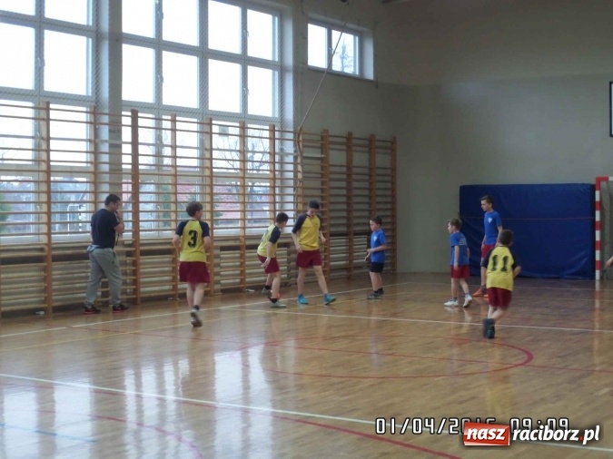 Zdjęcie w galerii na portalu naszraciborz.pl: Prima aprilisowy turniej w piłce nożnej. Wygrała SP 18 wiadomości z regionu