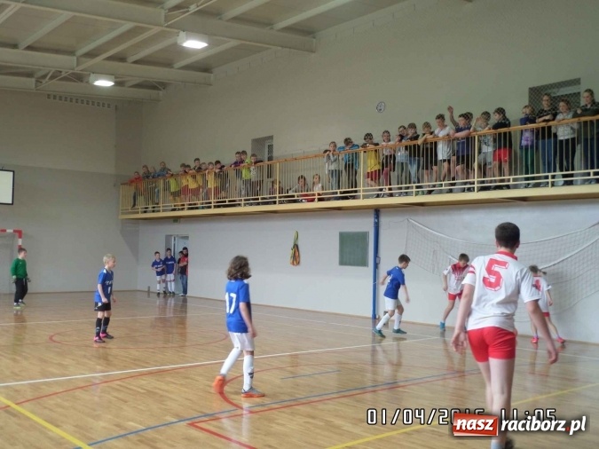 Zdjęcie w galerii na portalu naszraciborz.pl: Prima aprilisowy turniej w piłce nożnej. Wygrała SP 18 wiadomości z regionu