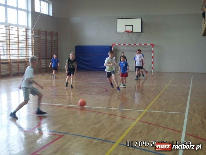 Zdjęcie w galerii na portalu naszraciborz.pl: Prima aprilisowy turniej w piłce nożnej. Wygrała SP 18 wiadomości z regionu