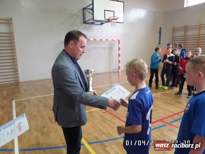 Zdjęcie w galerii na portalu naszraciborz.pl: Prima aprilisowy turniej w piłce nożnej. Wygrała SP 18 wiadomości z regionu