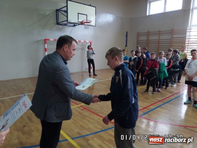 Zdjęcie w galerii na portalu naszraciborz.pl: Prima aprilisowy turniej w piłce nożnej. Wygrała SP 18 wiadomości z regionu