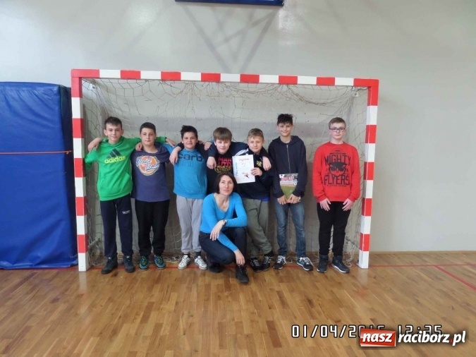 Zdjęcie w galerii na portalu naszraciborz.pl: Prima aprilisowy turniej w piłce nożnej. Wygrała SP 18 wiadomości z regionu