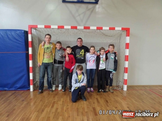 Zdjęcie w galerii na portalu naszraciborz.pl: Prima aprilisowy turniej w piłce nożnej. Wygrała SP 18 wiadomości z regionu