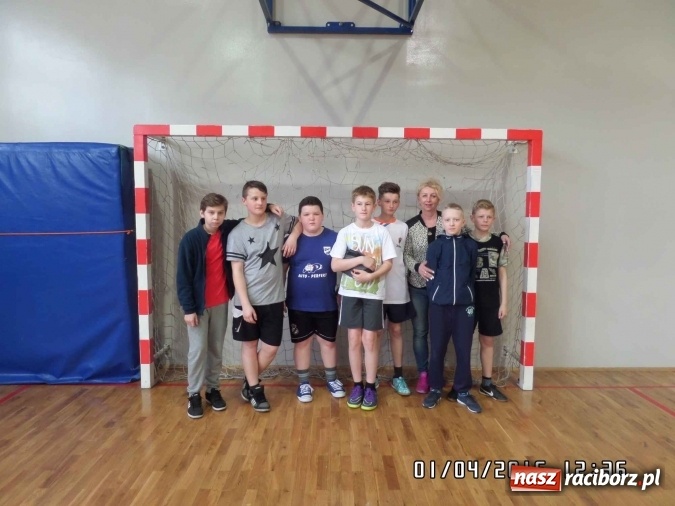 Zdjęcie w galerii na portalu naszraciborz.pl: Prima aprilisowy turniej w piłce nożnej. Wygrała SP 18 wiadomości z regionu