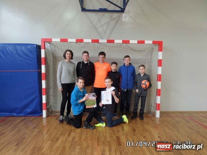 Zdjęcie w galerii na portalu naszraciborz.pl: Prima aprilisowy turniej w piłce nożnej. Wygrała SP 18 wiadomości z regionu