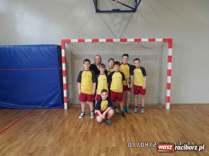 Zdjęcie w galerii na portalu naszraciborz.pl: Prima aprilisowy turniej w piłce nożnej. Wygrała SP 18 wiadomości z regionu