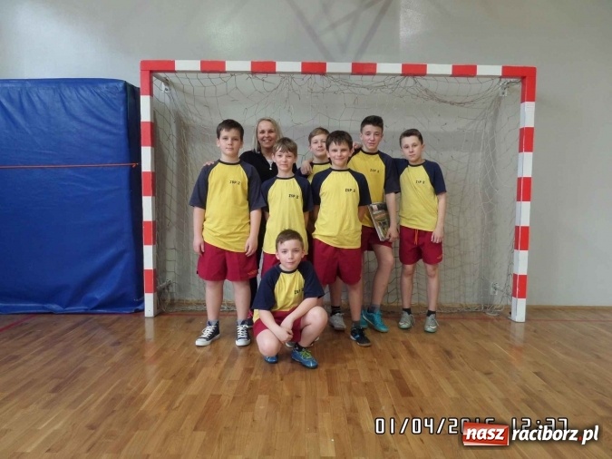Zdjęcie w galerii na portalu naszraciborz.pl: Prima aprilisowy turniej w piłce nożnej. Wygrała SP 18 wiadomości z regionu