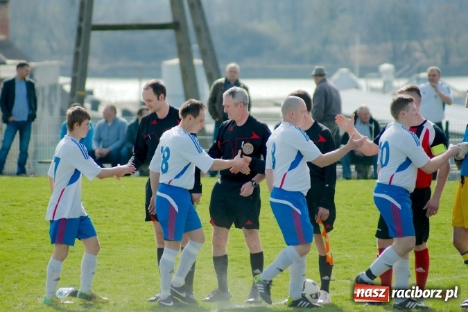 Zdjęcie w galerii na portalu naszraciborz.pl: Błażej Dzierżawa uratował remis dla Brzezia. Rachunki pozostały niewyrównane wiadomości z regionu