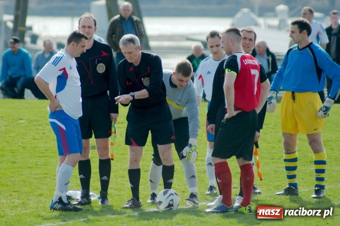 Zdjęcie w galerii na portalu naszraciborz.pl: Błażej Dzierżawa uratował remis dla Brzezia. Rachunki pozostały niewyrównane wiadomości z regionu