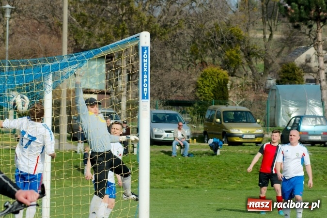 Zdjęcie w galerii na portalu naszraciborz.pl: Błażej Dzierżawa uratował remis dla Brzezia. Rachunki pozostały niewyrównane wiadomości z regionu