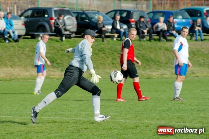 Zdjęcie w galerii na portalu naszraciborz.pl: Błażej Dzierżawa uratował remis dla Brzezia. Rachunki pozostały niewyrównane wiadomości z regionu