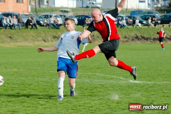 Zdjęcie w galerii na portalu naszraciborz.pl: Błażej Dzierżawa uratował remis dla Brzezia. Rachunki pozostały niewyrównane wiadomości z regionu