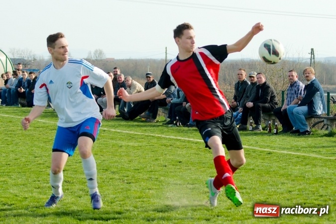Zdjęcie w galerii na portalu naszraciborz.pl: Błażej Dzierżawa uratował remis dla Brzezia. Rachunki pozostały niewyrównane wiadomości z regionu