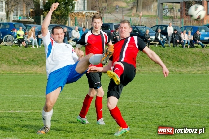 Zdjęcie w galerii na portalu naszraciborz.pl: Błażej Dzierżawa uratował remis dla Brzezia. Rachunki pozostały niewyrównane wiadomości z regionu
