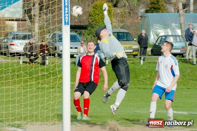 Zdjęcie w galerii na portalu naszraciborz.pl: Błażej Dzierżawa uratował remis dla Brzezia. Rachunki pozostały niewyrównane wiadomości z regionu