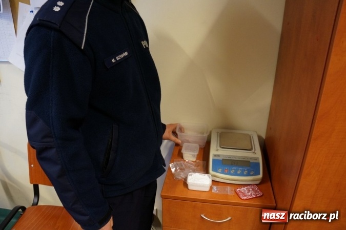 Zdjęcie w galerii na portalu naszraciborz.pl: 1500 działek amfetaminy w jednym z raciborskich mieszkań. Policja zatrzymała dilera wiadomości z regionu