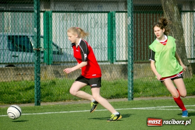 Zdjęcie w galerii na portalu naszraciborz.pl: Kolejna odsłona Coca-Cola Cup przy Kasprowicza. Grały dziewczyny z gimnazjum. Zespół szkół z Pietrowic Wielkich najlepszy wiadomości z regionu