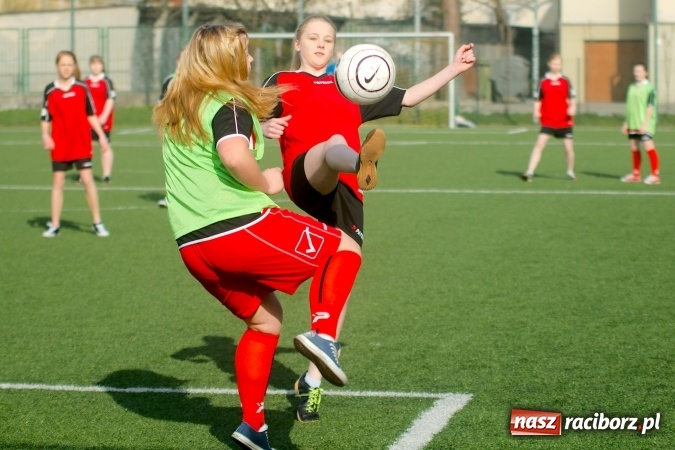 Zdjęcie w galerii na portalu naszraciborz.pl: Kolejna odsłona Coca-Cola Cup przy Kasprowicza. Grały dziewczyny z gimnazjum. Zespół szkół z Pietrowic Wielkich najlepszy wiadomości z regionu