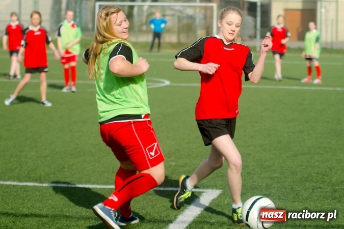 Zdjęcie w galerii na portalu naszraciborz.pl: Kolejna odsłona Coca-Cola Cup przy Kasprowicza. Grały dziewczyny z gimnazjum. Zespół szkół z Pietrowic Wielkich najlepszy wiadomości z regionu