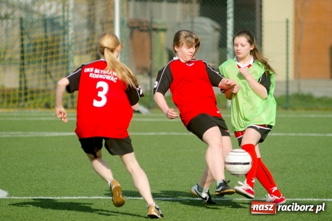 Zdjęcie w galerii na portalu naszraciborz.pl: Kolejna odsłona Coca-Cola Cup przy Kasprowicza. Grały dziewczyny z gimnazjum. Zespół szkół z Pietrowic Wielkich najlepszy wiadomości z regionu