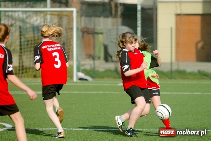 Zdjęcie w galerii na portalu naszraciborz.pl: Kolejna odsłona Coca-Cola Cup przy Kasprowicza. Grały dziewczyny z gimnazjum. Zespół szkół z Pietrowic Wielkich najlepszy wiadomości z regionu
