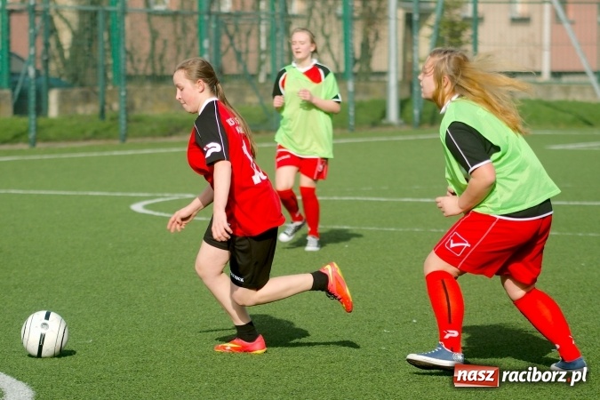 Zdjęcie w galerii na portalu naszraciborz.pl: Kolejna odsłona Coca-Cola Cup przy Kasprowicza. Grały dziewczyny z gimnazjum. Zespół szkół z Pietrowic Wielkich najlepszy wiadomości z regionu