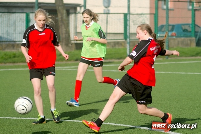 Zdjęcie w galerii na portalu naszraciborz.pl: Kolejna odsłona Coca-Cola Cup przy Kasprowicza. Grały dziewczyny z gimnazjum. Zespół szkół z Pietrowic Wielkich najlepszy wiadomości z regionu
