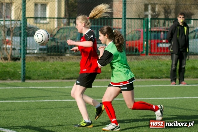 Zdjęcie w galerii na portalu naszraciborz.pl: Kolejna odsłona Coca-Cola Cup przy Kasprowicza. Grały dziewczyny z gimnazjum. Zespół szkół z Pietrowic Wielkich najlepszy wiadomości z regionu