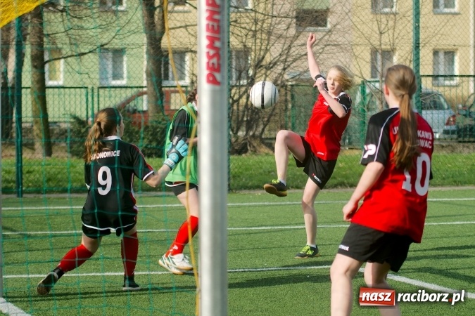 Zdjęcie w galerii na portalu naszraciborz.pl: Kolejna odsłona Coca-Cola Cup przy Kasprowicza. Grały dziewczyny z gimnazjum. Zespół szkół z Pietrowic Wielkich najlepszy wiadomości z regionu