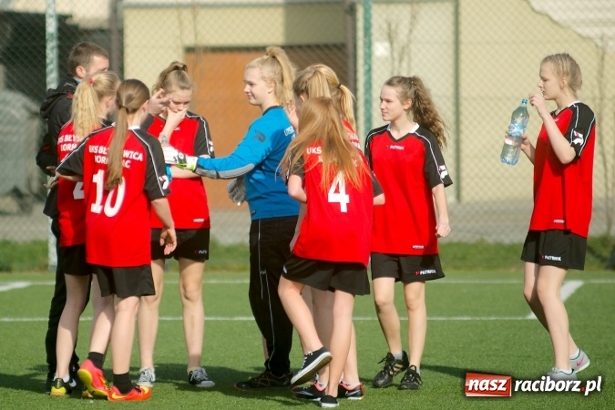 Zdjęcie w galerii na portalu naszraciborz.pl: Kolejna odsłona Coca-Cola Cup przy Kasprowicza. Grały dziewczyny z gimnazjum. Zespół szkół z Pietrowic Wielkich najlepszy wiadomości z regionu
