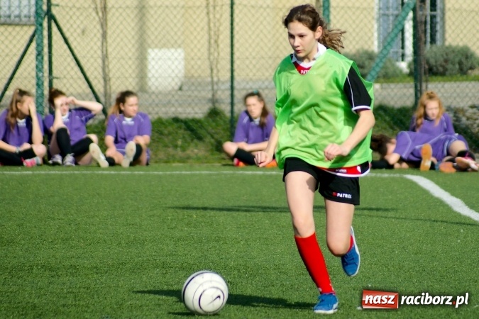 Zdjęcie w galerii na portalu naszraciborz.pl: Kolejna odsłona Coca-Cola Cup przy Kasprowicza. Grały dziewczyny z gimnazjum. Zespół szkół z Pietrowic Wielkich najlepszy wiadomości z regionu