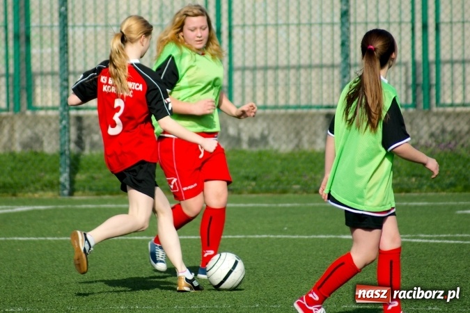 Zdjęcie w galerii na portalu naszraciborz.pl: Kolejna odsłona Coca-Cola Cup przy Kasprowicza. Grały dziewczyny z gimnazjum. Zespół szkół z Pietrowic Wielkich najlepszy wiadomości z regionu