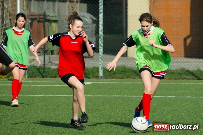 Zdjęcie w galerii na portalu naszraciborz.pl: Kolejna odsłona Coca-Cola Cup przy Kasprowicza. Grały dziewczyny z gimnazjum. Zespół szkół z Pietrowic Wielkich najlepszy wiadomości z regionu