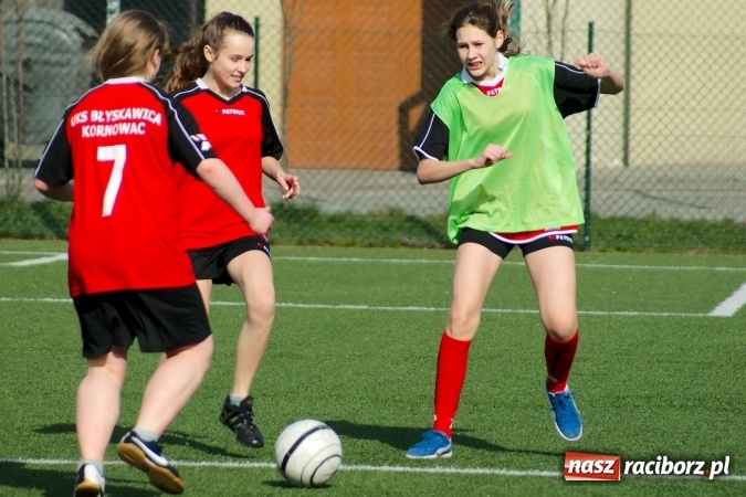 Zdjęcie w galerii na portalu naszraciborz.pl: Kolejna odsłona Coca-Cola Cup przy Kasprowicza. Grały dziewczyny z gimnazjum. Zespół szkół z Pietrowic Wielkich najlepszy wiadomości z regionu