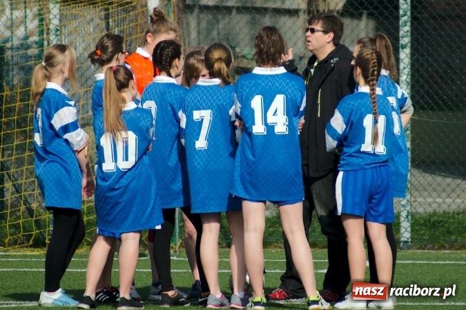 Zdjęcie w galerii na portalu naszraciborz.pl: Kolejna odsłona Coca-Cola Cup przy Kasprowicza. Grały dziewczyny z gimnazjum. Zespół szkół z Pietrowic Wielkich najlepszy wiadomości z regionu