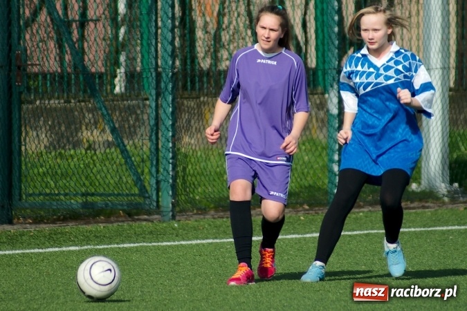 Zdjęcie w galerii na portalu naszraciborz.pl: Kolejna odsłona Coca-Cola Cup przy Kasprowicza. Grały dziewczyny z gimnazjum. Zespół szkół z Pietrowic Wielkich najlepszy wiadomości z regionu