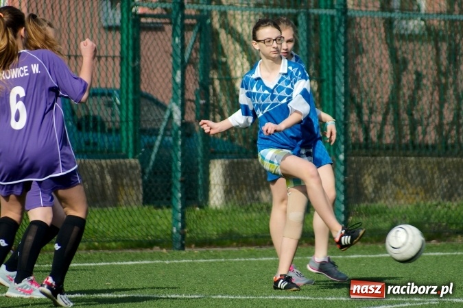 Zdjęcie w galerii na portalu naszraciborz.pl: Kolejna odsłona Coca-Cola Cup przy Kasprowicza. Grały dziewczyny z gimnazjum. Zespół szkół z Pietrowic Wielkich najlepszy wiadomości z regionu