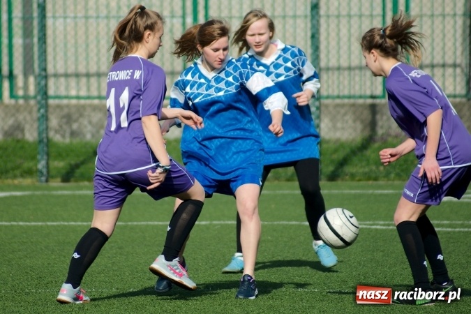 Zdjęcie w galerii na portalu naszraciborz.pl: Kolejna odsłona Coca-Cola Cup przy Kasprowicza. Grały dziewczyny z gimnazjum. Zespół szkół z Pietrowic Wielkich najlepszy wiadomości z regionu