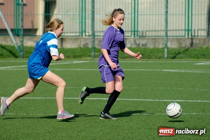 Zdjęcie w galerii na portalu naszraciborz.pl: Kolejna odsłona Coca-Cola Cup przy Kasprowicza. Grały dziewczyny z gimnazjum. Zespół szkół z Pietrowic Wielkich najlepszy wiadomości z regionu
