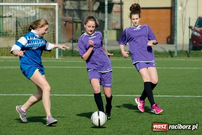 Zdjęcie w galerii na portalu naszraciborz.pl: Kolejna odsłona Coca-Cola Cup przy Kasprowicza. Grały dziewczyny z gimnazjum. Zespół szkół z Pietrowic Wielkich najlepszy wiadomości z regionu