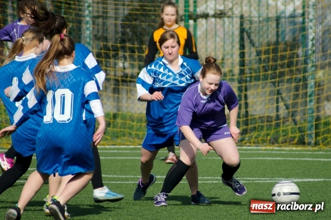 Zdjęcie w galerii na portalu naszraciborz.pl: Kolejna odsłona Coca-Cola Cup przy Kasprowicza. Grały dziewczyny z gimnazjum. Zespół szkół z Pietrowic Wielkich najlepszy wiadomości z regionu