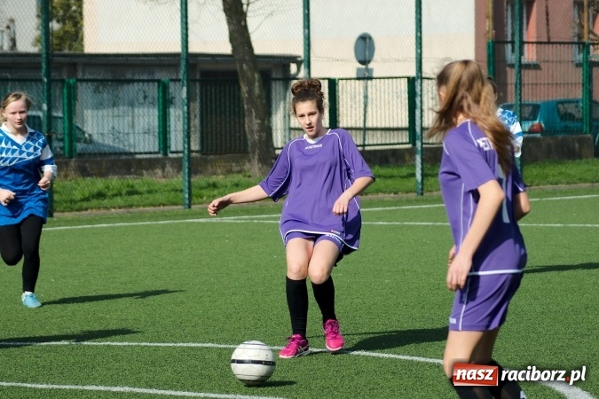Zdjęcie w galerii na portalu naszraciborz.pl: Kolejna odsłona Coca-Cola Cup przy Kasprowicza. Grały dziewczyny z gimnazjum. Zespół szkół z Pietrowic Wielkich najlepszy wiadomości z regionu
