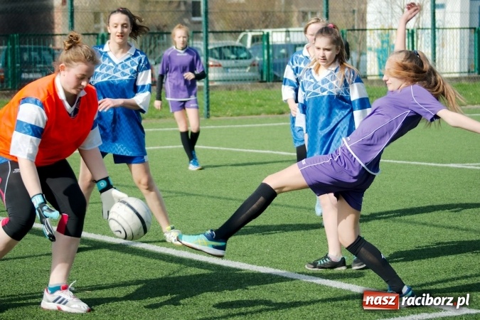 Zdjęcie w galerii na portalu naszraciborz.pl: Kolejna odsłona Coca-Cola Cup przy Kasprowicza. Grały dziewczyny z gimnazjum. Zespół szkół z Pietrowic Wielkich najlepszy wiadomości z regionu