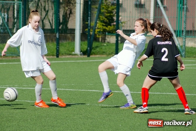 Zdjęcie w galerii na portalu naszraciborz.pl: Kolejna odsłona Coca-Cola Cup przy Kasprowicza. Grały dziewczyny z gimnazjum. Zespół szkół z Pietrowic Wielkich najlepszy wiadomości z regionu