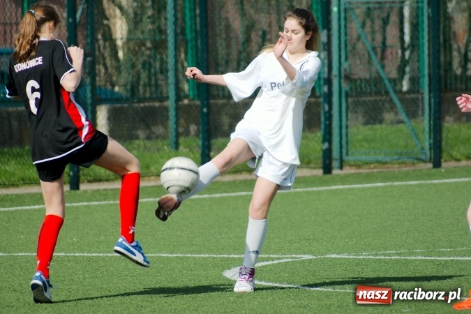 Zdjęcie w galerii na portalu naszraciborz.pl: Kolejna odsłona Coca-Cola Cup przy Kasprowicza. Grały dziewczyny z gimnazjum. Zespół szkół z Pietrowic Wielkich najlepszy wiadomości z regionu