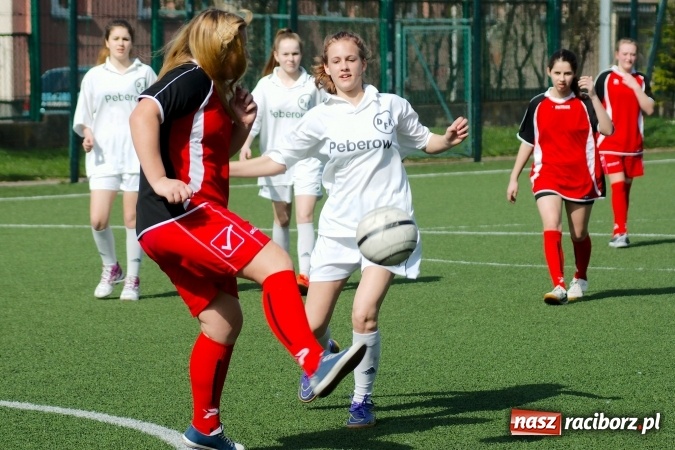 Zdjęcie w galerii na portalu naszraciborz.pl: Kolejna odsłona Coca-Cola Cup przy Kasprowicza. Grały dziewczyny z gimnazjum. Zespół szkół z Pietrowic Wielkich najlepszy wiadomości z regionu