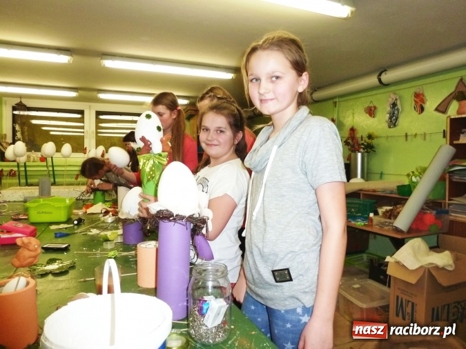 Zdjęcie w galerii na portalu naszraciborz.pl: W Borucinie odbyły się nocne warsztaty plastyczne wiadomości z regionu