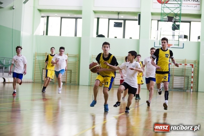 Zdjęcie w galerii na portalu naszraciborz.pl: Finały Miejskich Rozgrywek Koszykówki Chłopców Szkół Gimnazjalnych wiadomości z regionu